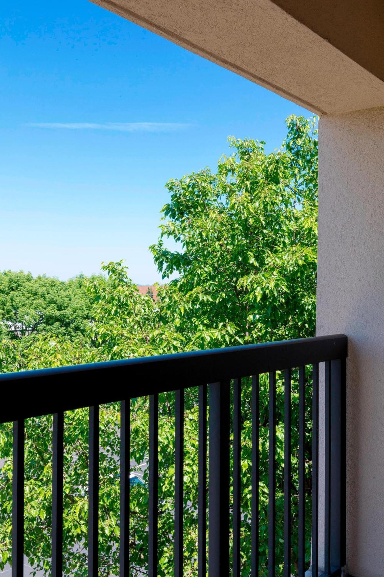 Courtyard By Marriot South Brunswick Hotel 3*