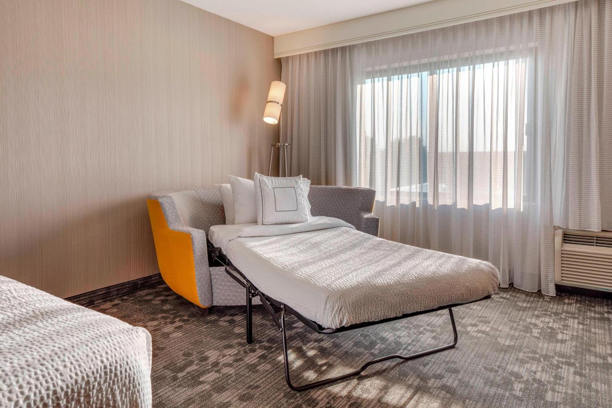Courtyard By Marriot South Brunswick Hotel 3*